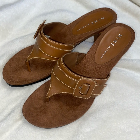 Womens size 9 tan leather thong low heeled sandals with buckle on the side. - Picture 1 of 9